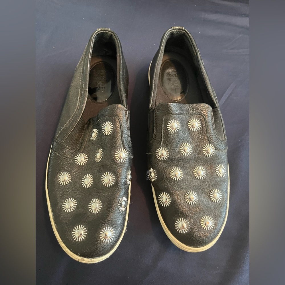 Michael Kors women 8.5 silver stud flower leo slip on sneaker